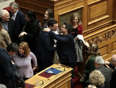 Φιλιά και αγκαλιές για την ονομαστική εορτή του Α. Τσίπρα (φωτό)